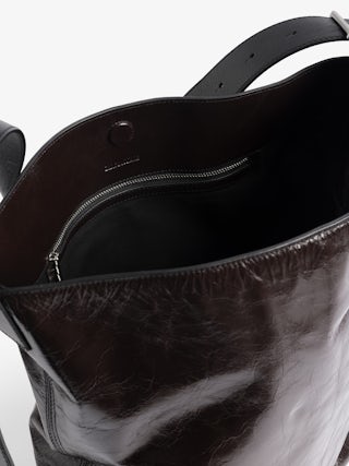 Jane Hobo Vintage Patent Bag - Hobo bag in vintage effect patent leather, with adjustable handle and embossed wings signature.