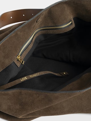 Sac Jane Hobo XL Suede - Sac hobo en cuir suédé, à anse ajustable et signature ailes débossées.