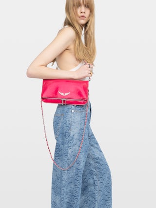 Clutch Rock Vintage Patent - Clutch in vintage-effect patent leather with two leather-and-metal chains and rhinestone wing signature.