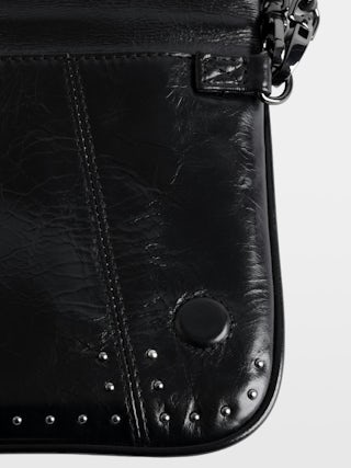 Rock Vintage Patent Studs Clutch - Clutch in patent leather with vintage effect featuring double leather and metal chains adorned with studs and rhinestone wings.