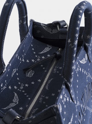 Bolso Angel Tote Denim Monogram - Bolso de jacquard con monograma con bandolera de piel y doble asa. Bordado con la firma Voltaire.