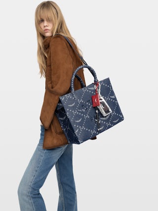 Sac Angel Tote Denim Monogram - Sac en jacquard monogramme à bandoulière en cuir et doubles anses. broderie signature voltaire.