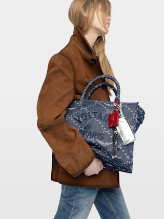 Sac Angel Tote Denim Monogram - Sac en jacquard monogramme à bandoulière en cuir et doubles anses. broderie signature voltaire.