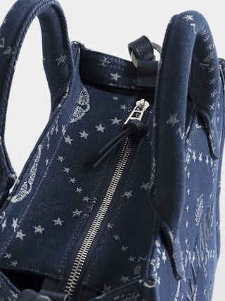 Bolso Angel Tote XS Monograma Denim - Bolso pequeño de jacquard monograma con bandolera de piel y doble asa. Bordado firma Voltaire.