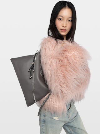 Borsa Jim - Borsa morbida in pelle martellata ornata con catena e ala con strass.