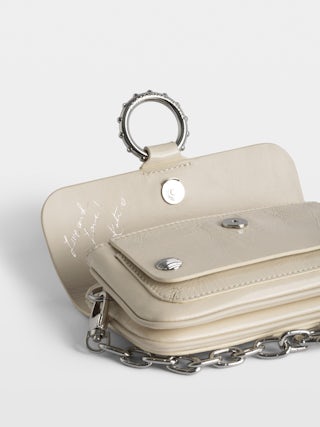 Borsa Kate Wallet Vintage Patent - Mini borsa in pelle effetto vintage con anello e catena in metallo.