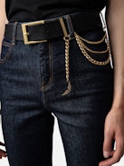 Gürtel Rock Chain - Schwarzer Ledergürtel mit dreifacher Kette und Flügel-Charm für Damen.