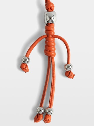 Schlüsselanhänger Skull - Glücksbringer-Anhänger aus glattem Leder in Skelettform zum Befestigen an einer Tasche.