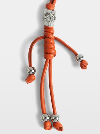 Schlüsselanhänger Skull - Glücksbringer-Anhänger aus glattem Leder in Skelettform zum Befestigen an einer Tasche.