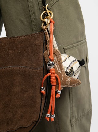 Schlüsselanhänger Skull - Glücksbringer-Anhänger aus glattem Leder in Skelettform zum Befestigen an einer Tasche.