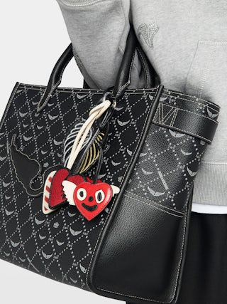 Schlüsselanhänger Love Cherry Vintage - Grigri-Charms aus Lackleder mit vintage-inspiriertem Effekt in Kirschform zum Anhängen an eine Tasche, zum Beispiel.