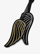Schlüsselanhänger Rock Feather - Glücksbringer aus Lackleder mit Vintage-inspiriertem Effekt in Flügelform mit Stickereien, zum Beispiel zum Anhängen an eine Tasche.