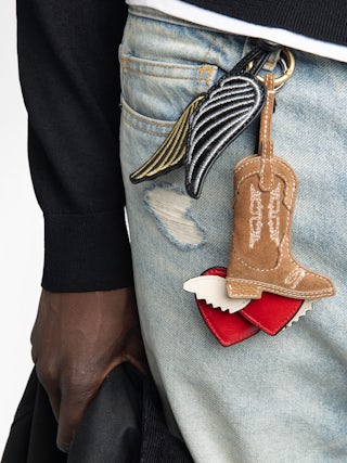 Rock Feather KeyRing - Lucky charm in vintage-inspired patent leather, shaped like wings with embroidery, to be attached to a bag for example.