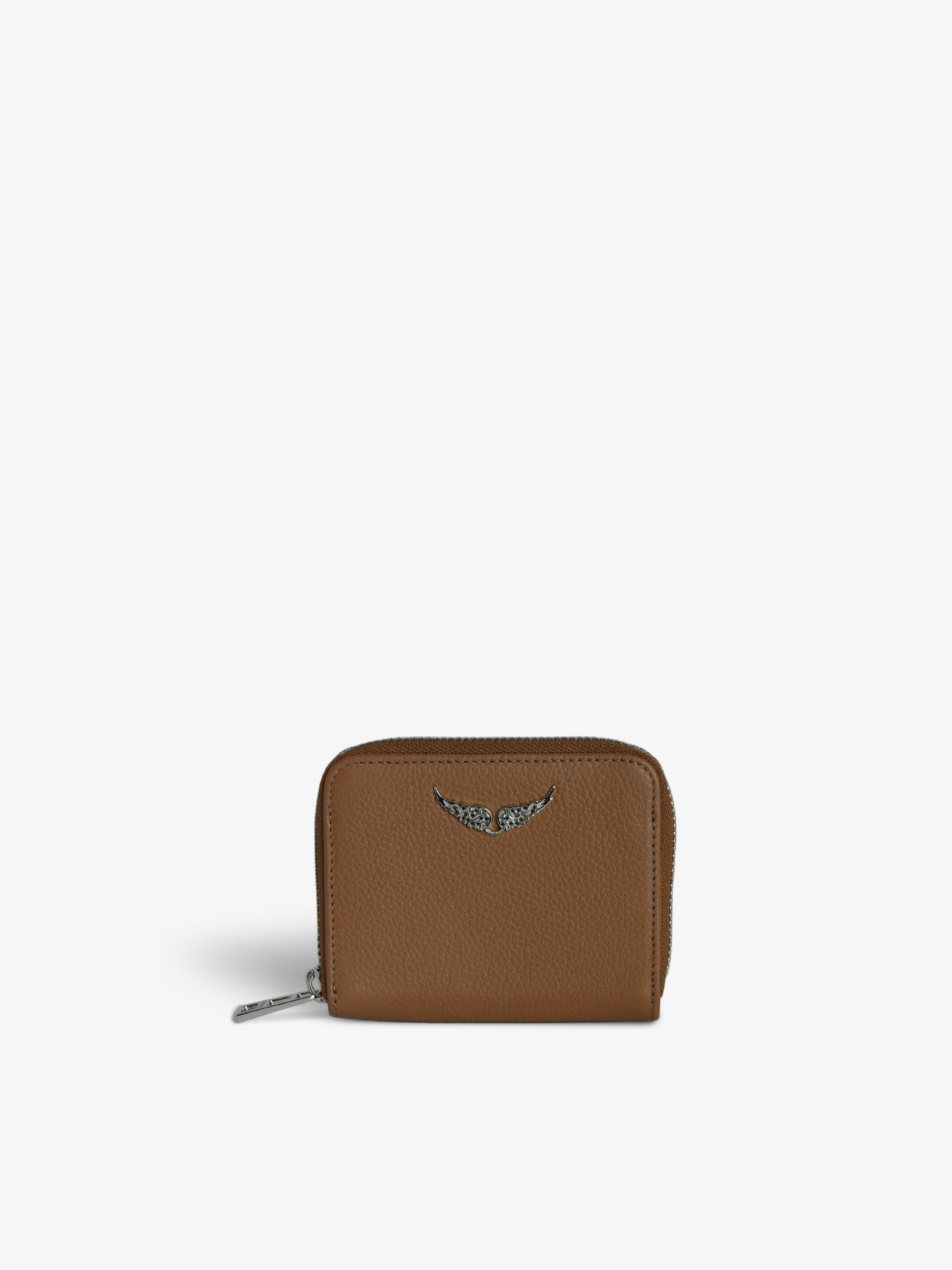 Monedero Mini ZV - Monedero camel de piel con efecto granulado decorado con las alas emblemáticas.