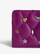 Porte-Cartes ZV Pass - Porte-cartes en cuir lisse et matelassé fuchsia à charm ailes et lucky charms.