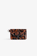 Kartenetui Borderline Pass Leopard - Kartenetui mit Umschlag aus braunem Lackleder mit Leoparden-Print und Flügel-Charm für Damen.