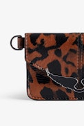 Kartenetui Borderline Pass Leopard - Kartenetui mit Umschlag aus braunem Lackleder mit Leoparden-Print und Flügel-Charm für Damen.