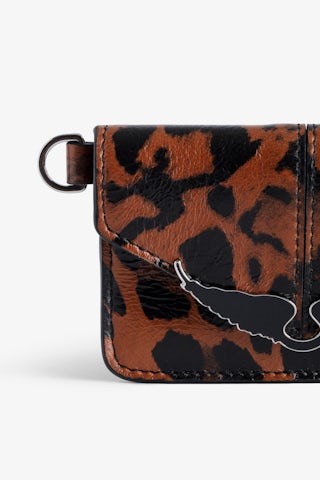 Porte-cartes Borderline Pass - Porte-cartes enveloppe en cuir vernis marron imprimé léopard à charm ailes.
