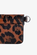 Kartenetui Borderline Pass Leopard - Kartenetui mit Umschlag aus braunem Lackleder mit Leoparden-Print und Flügel-Charm für Damen.