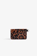 Kartenetui Borderline Pass Leopard - Kartenetui mit Umschlag aus braunem Lackleder mit Leoparden-Print und Flügel-Charm für Damen.
