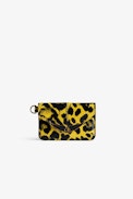Kartenetui Borderline Pass Leopard - Kartenetui mit Umschlag aus gelbem Lackleder mit Leoparden-Print und Flügel-Charm für Damen.