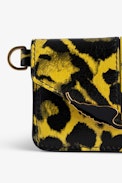 Kartenetui Borderline Pass Leopard - Kartenetui mit Umschlag aus gelbem Lackleder mit Leoparden-Print und Flügel-Charm für Damen.