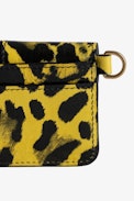 Kartenetui Borderline Pass Leopard - Kartenetui mit Umschlag aus gelbem Lackleder mit Leoparden-Print und Flügel-Charm für Damen.