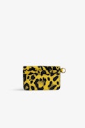 Kartenetui Borderline Pass Leopard - Kartenetui mit Umschlag aus gelbem Lackleder mit Leoparden-Print und Flügel-Charm für Damen.