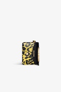 Kartenetui Borderline Pass Leopard - Kartenetui mit Umschlag aus gelbem Lackleder mit Leoparden-Print und Flügel-Charm für Damen.