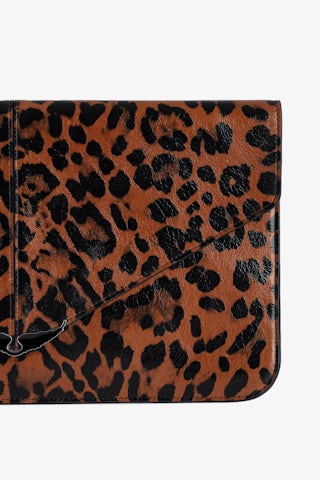Pochette Borderline - Pochette enveloppe en cuir vernis marron imprimé léopard orné d'un charm ailes.
