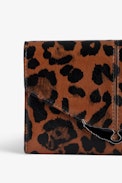 Portafoglio Borderline - Portafoglio in pelle verniciata marrone e stampa leopardata con charm ali da donna.