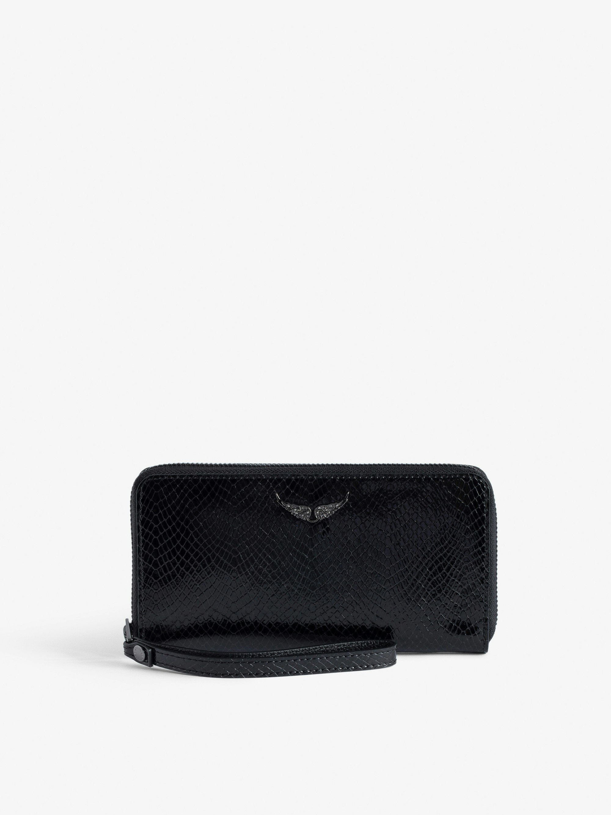 Brieftasche Compagnon Glossy Wild Geprägt - Brieftasche aus glänzendem Leder in Schwarz mit Phyton-Effekt und Flügel-Charm für Damen.