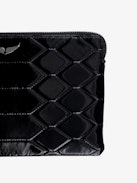Clutch Uma Gesteppt - Schwarze, gesteppte Clutch mit Python-Effekt und Flügel-Charm für Damen.