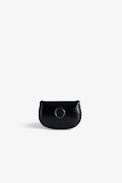 Pochette Secret Glossy Wild Embossé - Pochette en cuir brillant noir effet python à charm ailes et anneau.