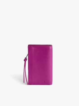 Porte-Cartes Compact Eternal - Porte-cartes en cuir lisse fuchsia à lanière et charm ailes.
