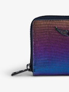 Geldbörse Mini ZV Geprägt - Regenbogenfarbene Geldbörse aus Metallic-Leder mit Leguan-Prägung mit strassverziertem Flügel-Charm.