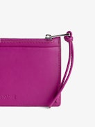 Monedero Long Eternal - Monedero fucsia de piel lisa con cordón y colgante de alas.