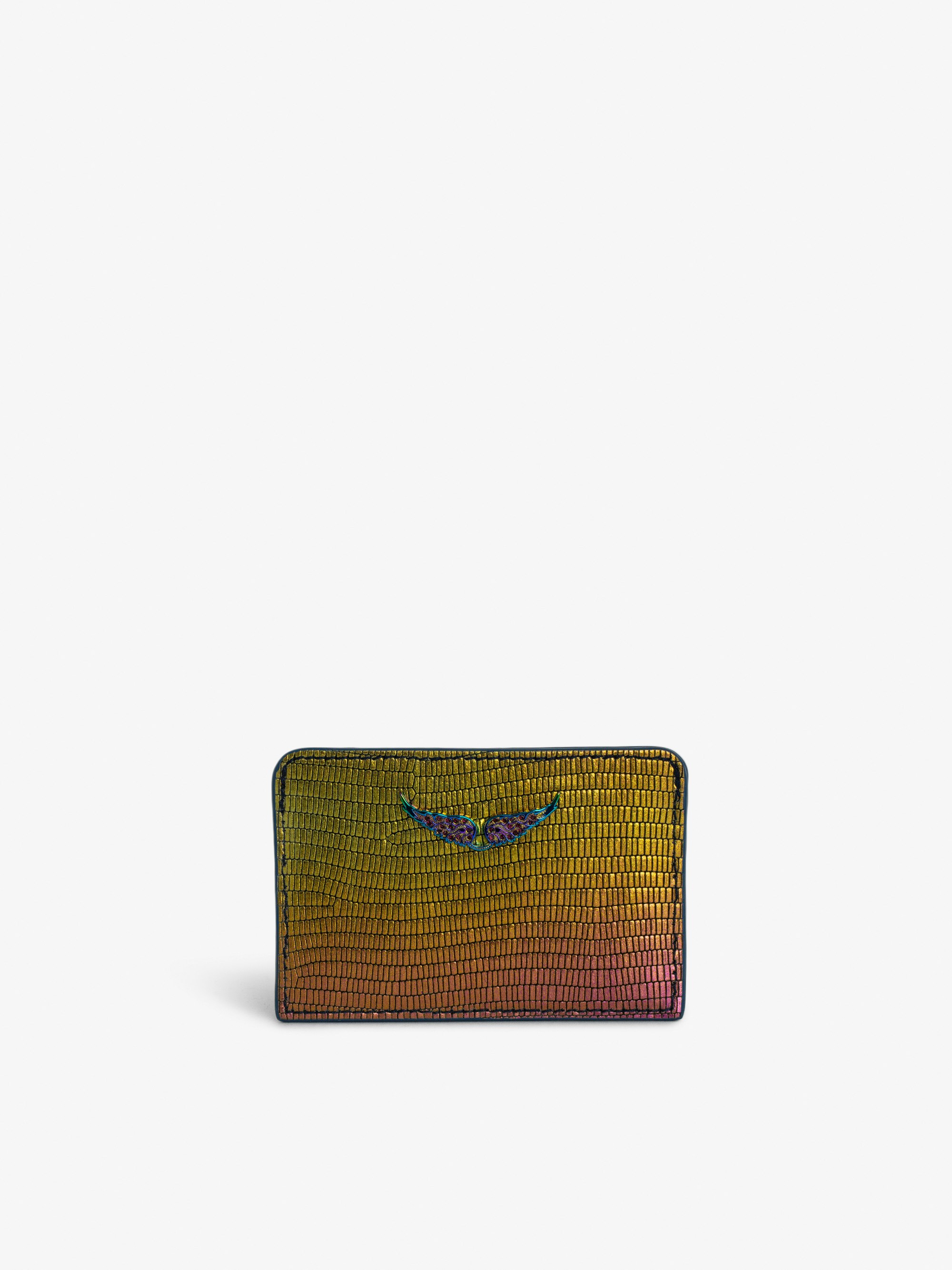 Tarjetero Repujado y Metalizado ZV Pass - Tarjetero de piel metalizada y repujada con efecto de iguana arcoíris y colgante de alas con strass.
