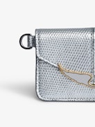 Kartenetui Borderline Pass Geprägt Metallic - Silbernes Kartenetui in Umschlagform aus geprägtem Metallic-Leder in Leguan-Optik mit Metallschlaufe.
