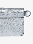 Kartenetui Borderline Pass Geprägt Metallic - Silbernes Kartenetui in Umschlagform aus geprägtem Metallic-Leder in Leguan-Optik mit Metallschlaufe.