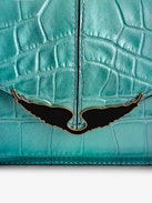 Clutch Bordeline Metallic Geprägt - Clutch aus Metallic-Leder mit Kroko-Prägung in Violett mit Schulterriemen aus Leder, Metallkette und lackierten Flügeln.
