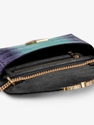 Clutch Bordeline Metallic Geprägt - Clutch aus Metallic-Leder mit Kroko-Prägung in Violett mit Schulterriemen aus Leder, Metallkette und lackierten Flügeln.