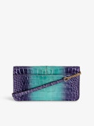 Clutch Bordeline Metallic Geprägt - Clutch aus Metallic-Leder mit Kroko-Prägung in Violett mit Schulterriemen aus Leder, Metallkette und lackierten Flügeln.