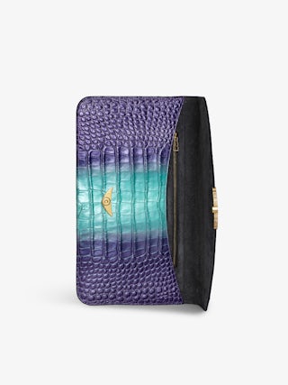Pochette Borderline Embossée Métallisée - Pochette en cuir métallisé embossé effet croco orné d'un fermoir avec ailes laquées.