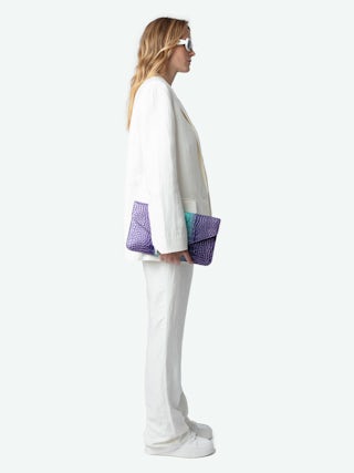 Pochette Borderline Embossée Métallisée - Pochette en cuir métallisé embossé effet croco orné d'un fermoir avec ailes laquées.