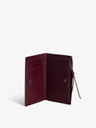 Tarjetero Compact Eternal - Tarjetero rojo de piel con efecto arrugado brillante.