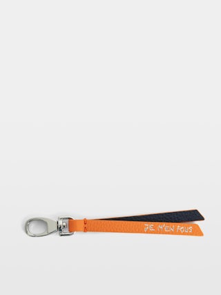 Love Link Keyring - Grained leather keyring strap with 'Je m'en fous' message.