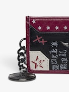 Sunny Pass Punk Kartenhalter - Kartenhalter aus Lackleder mit Vintage-inspiriertem Effekt, mit Medaillon-Charm und Flügel-Signaturen.
