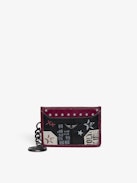 Sunny Pass Punk Kartenhalter - Kartenhalter aus Lackleder mit Vintage-inspiriertem Effekt, mit Medaillon-Charm und Flügel-Signaturen.