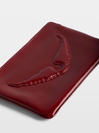 Pochette Angel - Pochette in pelle verniciata effetto vintage ornata da firma ali in rilievo.